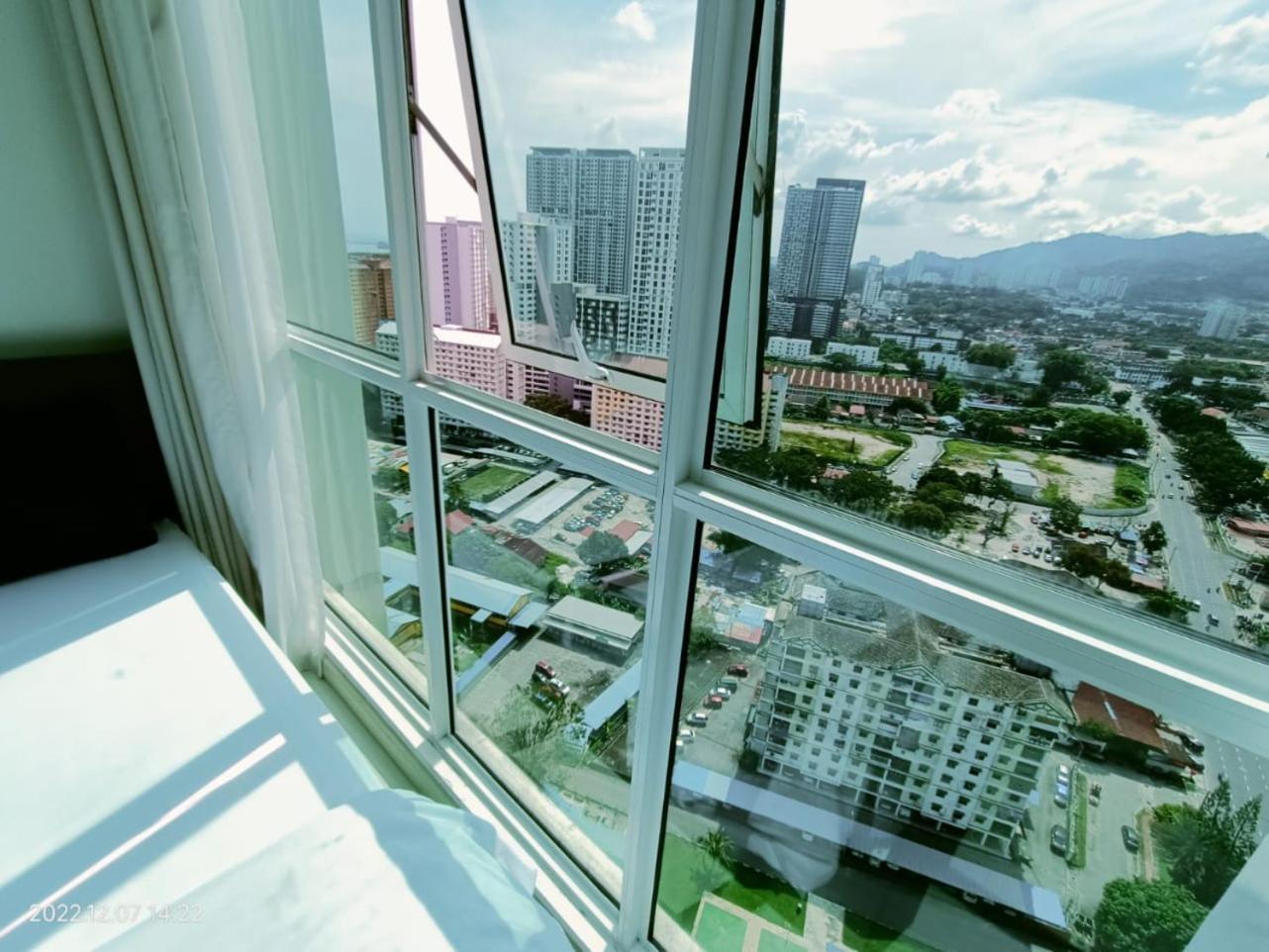 City Town Condo: Cozy Penang Retreat with Beautiful Views George Town Room photo